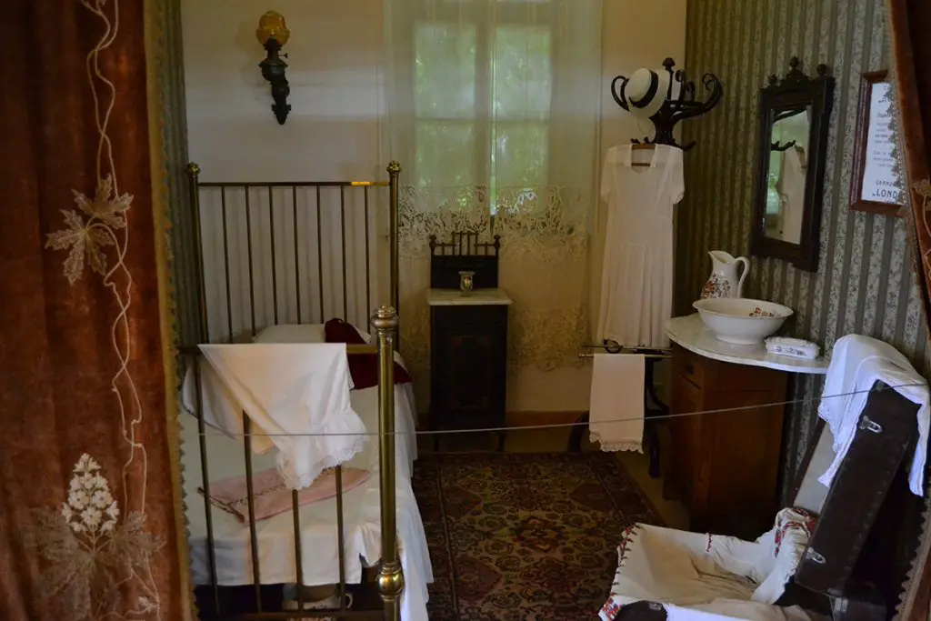 Restoration of an original room from Grand Hotel London