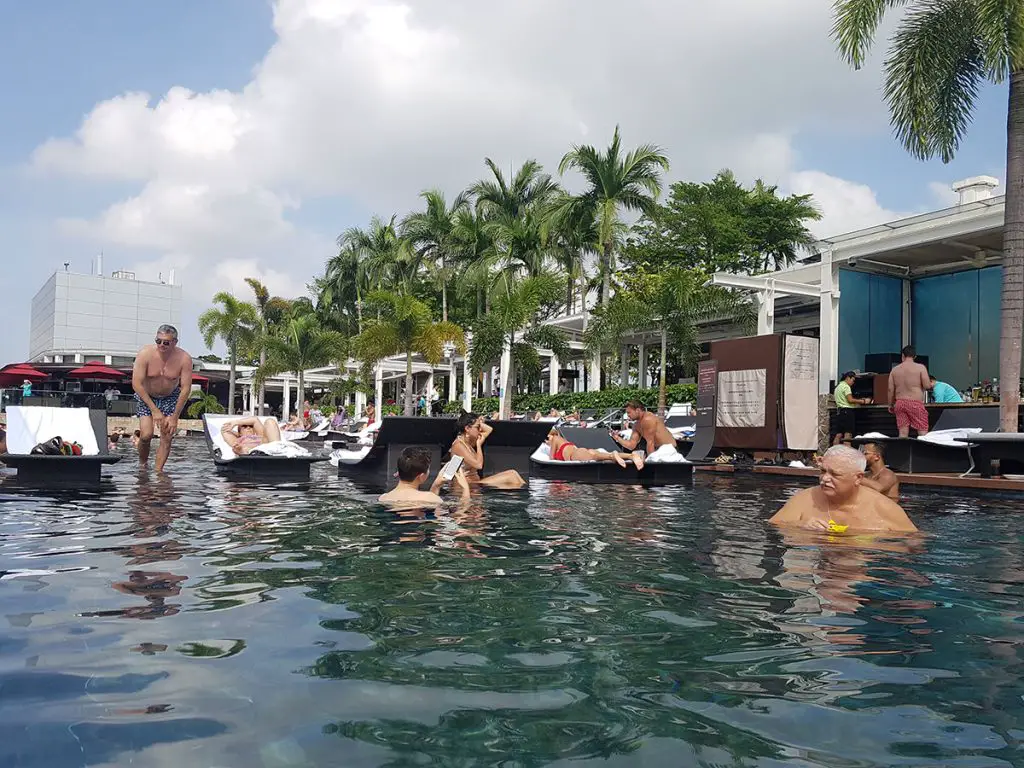 Инфинити басейна в Марина Бей Сандс в Сингапур