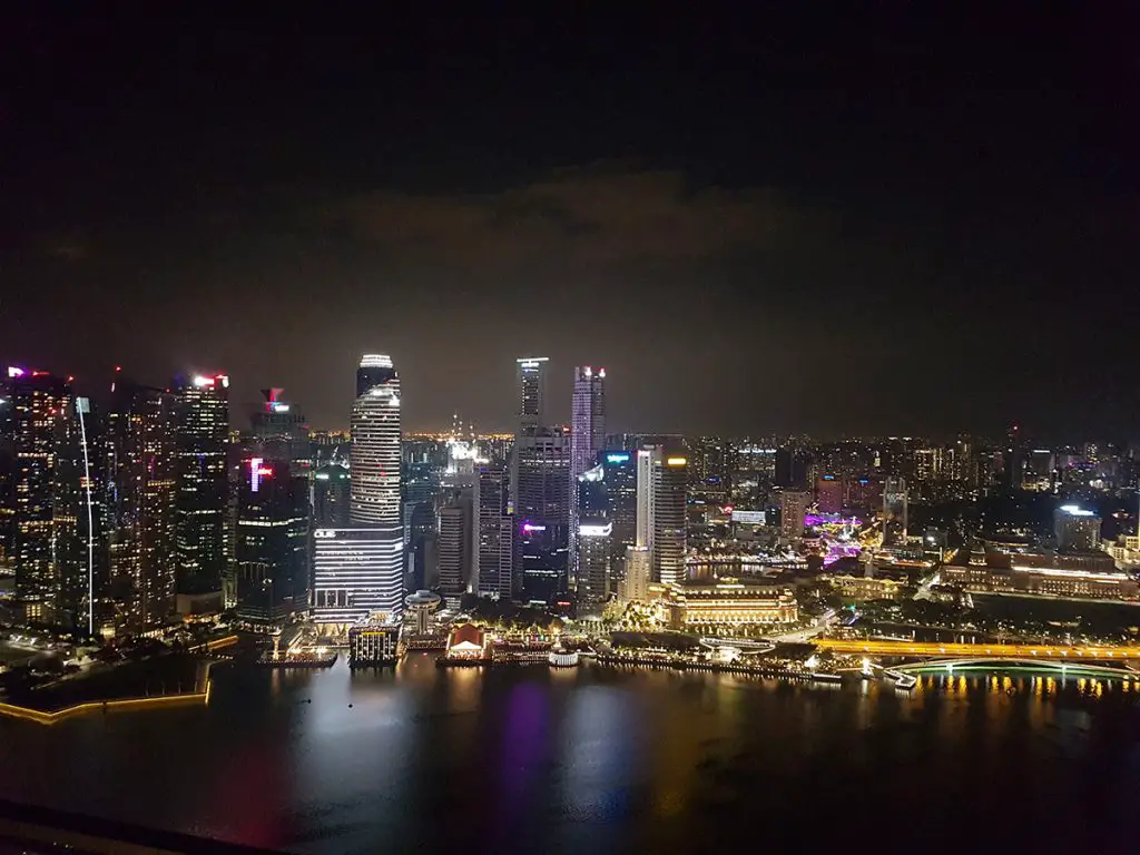 Гледка от инфинити басейна в Марина Бей Сандс в Сингапур