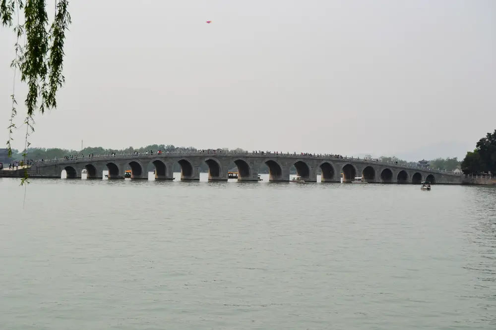 Мостът със седемнадесетте арки в Летния дворец