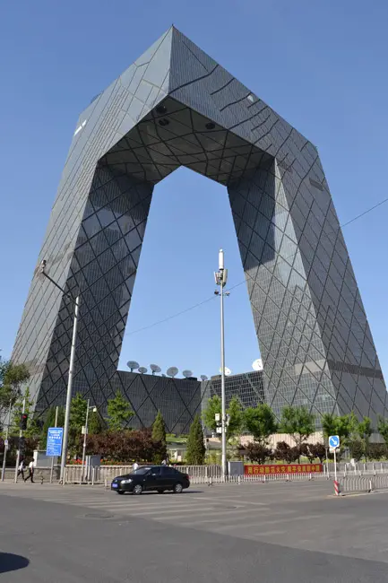 Сградата на китайската национална телевизия от албума Пътешествие до Китай