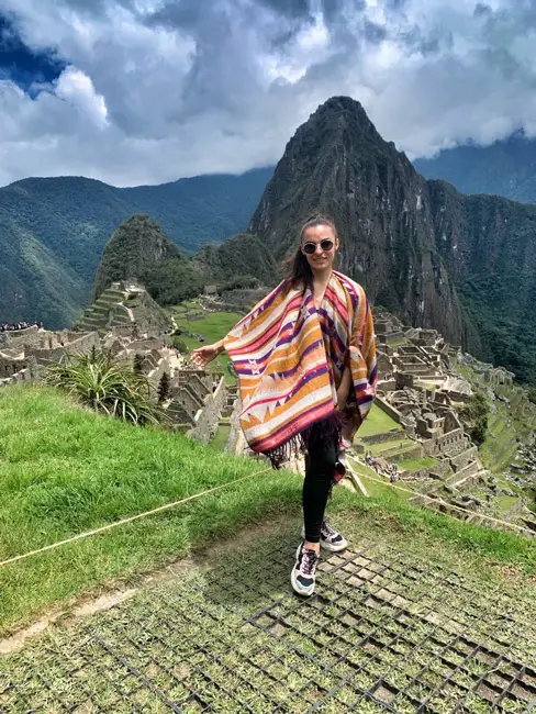Мариела пред древния град Мачу Пикчу