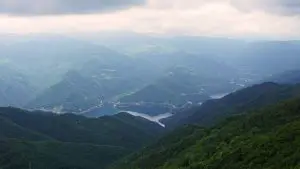 Гледка от Бекови скали към язовир Въча