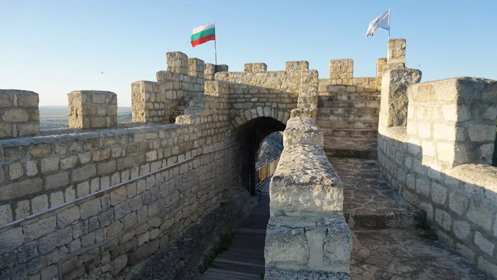 Кулата с главния вход на крепост Овеч