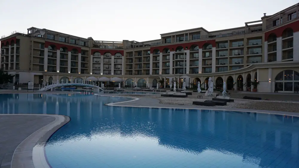 Външен басейн на хотела