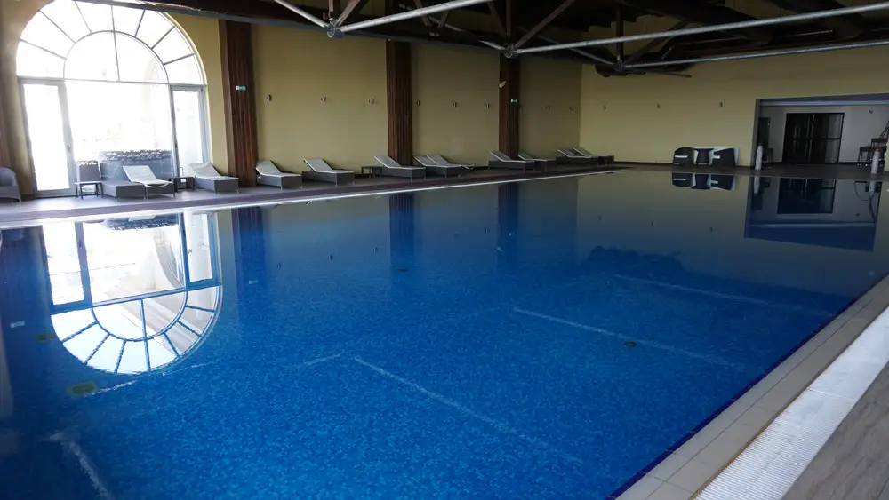 Вътрешният басейн в Лайтхаус Голф и СПА хотел