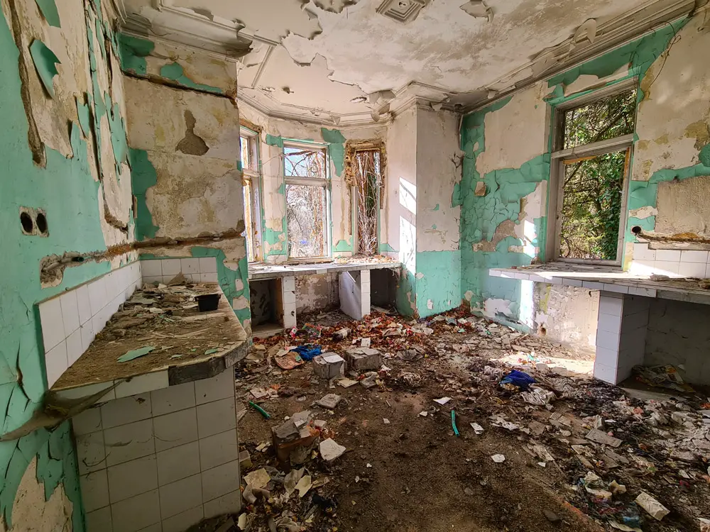 Разрушено помещение в лятната вила на Пенчо Семов