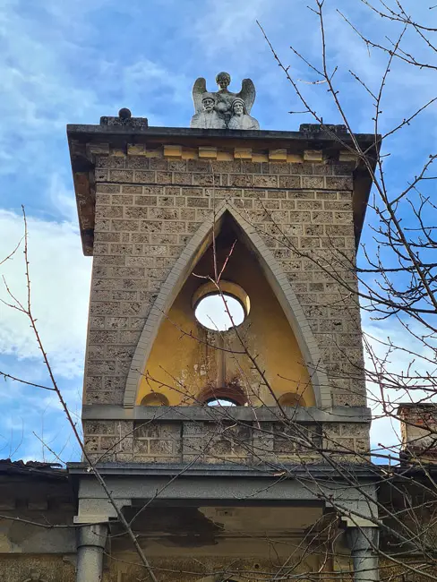 Скулптурата на върха на вилата на Пенчо Семов