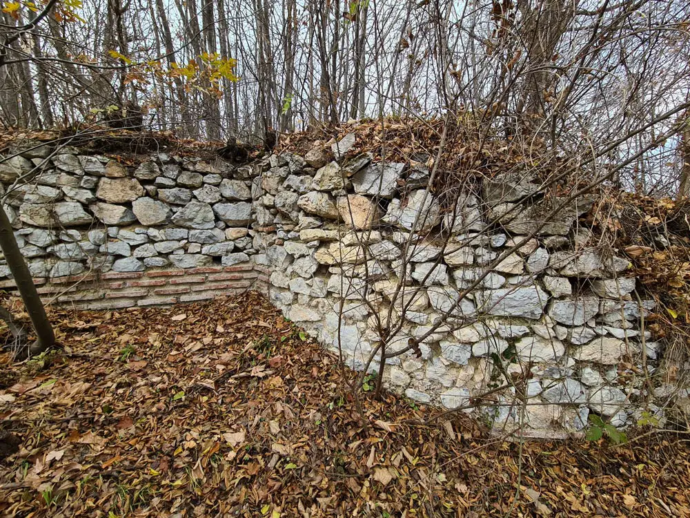Крепостна стена от средновековния град Левке