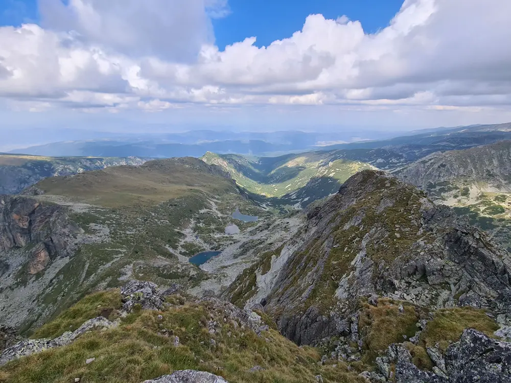 Гледка от връх Мальовица към езерата и хижата