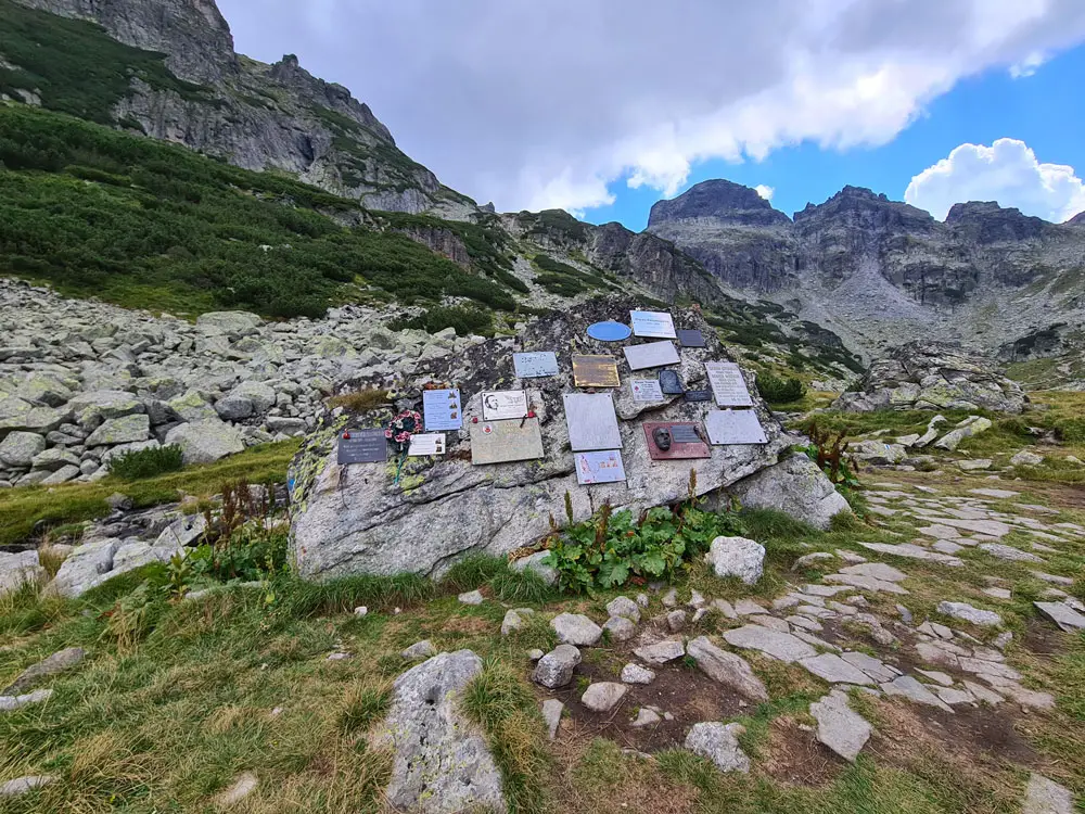 Скалата с паметни плочи към връх Мальовица