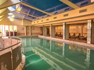 Вътрешен басейн в Медикъл СПА хотел Стримон Гардън