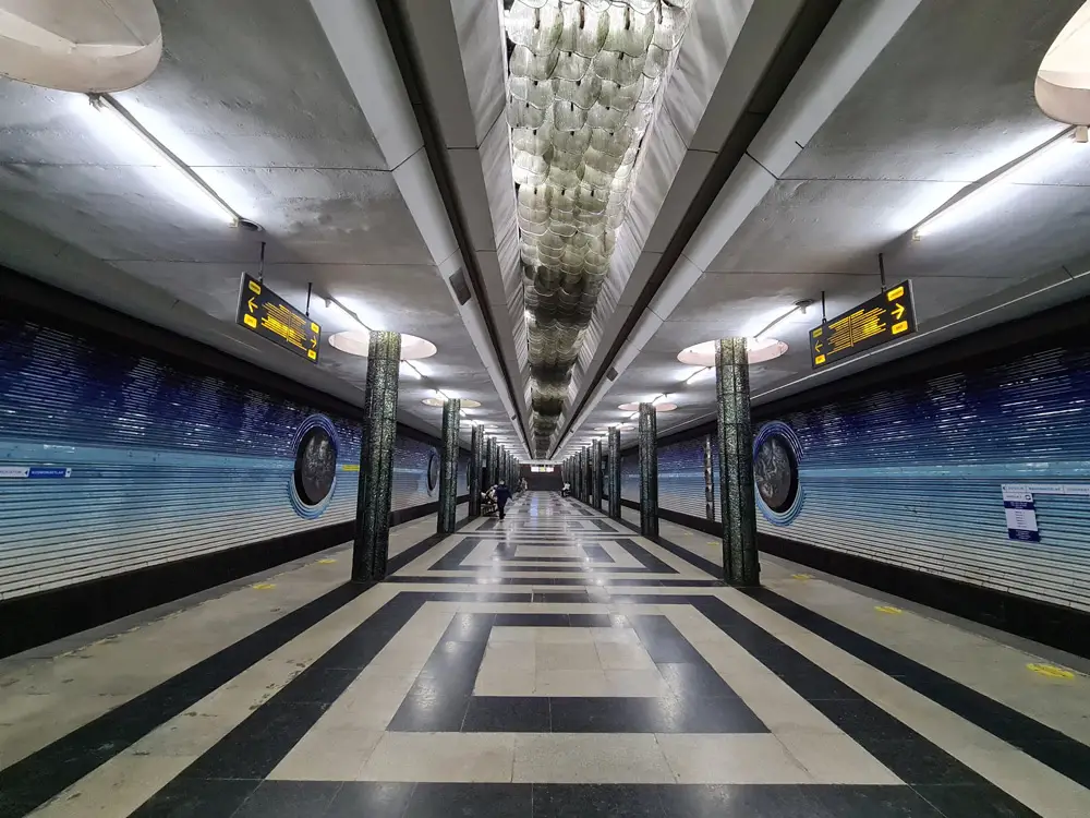 Kosmonavtlar Metro Station