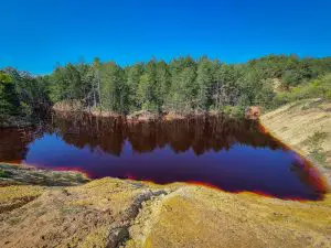 Червеното езеро