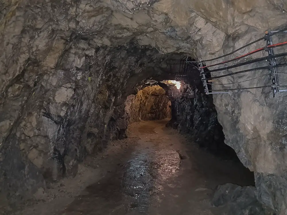 Подземните тунели под замъка Кшьонж