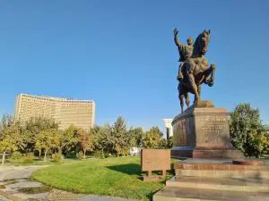Статуята на Амир Тимур в Ташкент