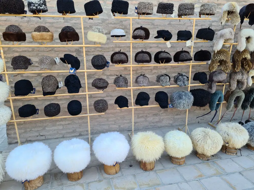 Традиционни шапки на базар в Узбекистан