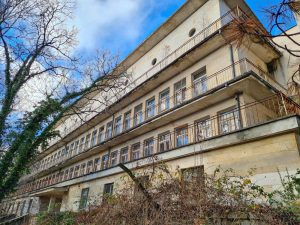 Изоставената белодробна болница в Радунци