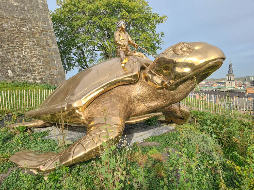 Статуята на златната костенурка