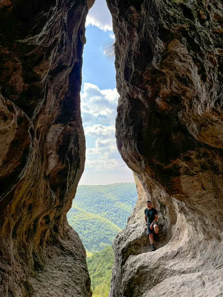 Пещера Утробата