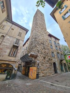 Кулата Гомбито